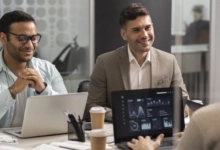 El modelo Zero Trust redefine la seguridad corporativa al verificar cada acceso y monitorear la actividad en tiempo real, desplazando a las tradicionales VPN como estándar de protección en entornos híbridos y remotos.