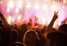 La música vuelve a Colombia con dos estrellas y una alerta sobre la seguridad en línea.