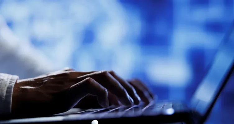 Los riesgos cibernéticos no solo provienen de fuentes externas; los empleados, llamados 'insiders', pueden ser responsables de comprometer la seguridad de la información.