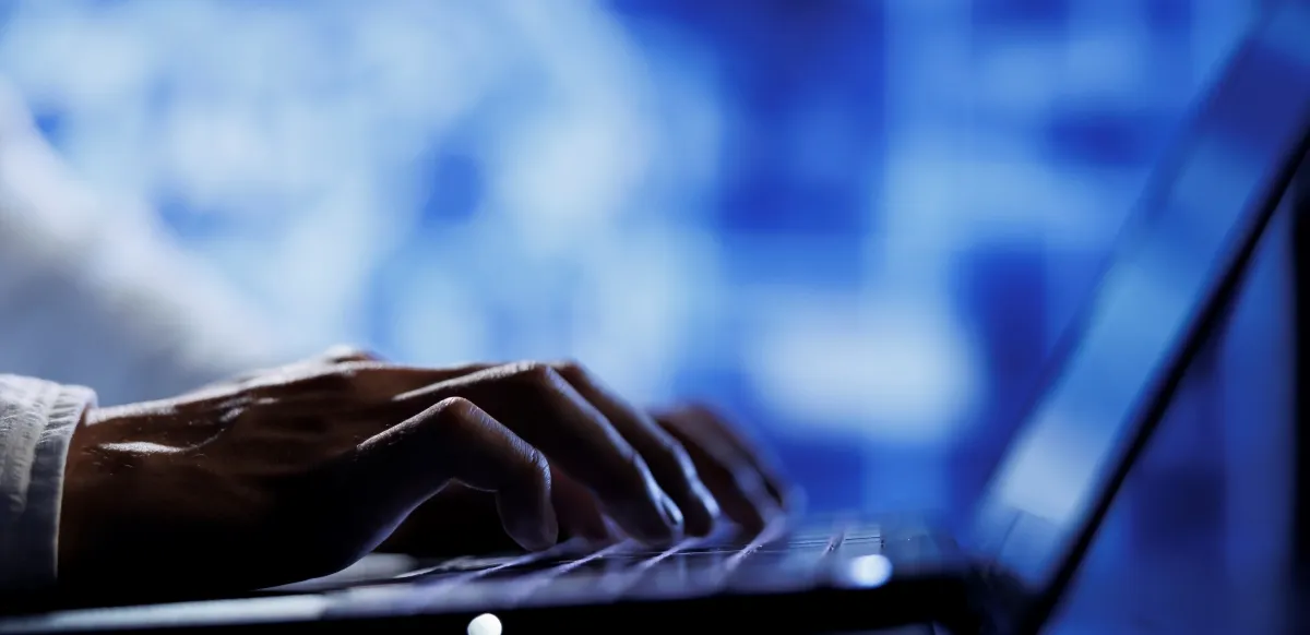 Los riesgos cibernéticos no solo provienen de fuentes externas; los empleados, llamados 'insiders', pueden ser responsables de comprometer la seguridad de la información.