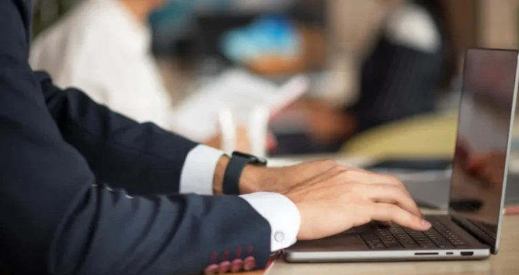Dell destaca la urgencia de migrar de sistemas obsoletos ante el fin del soporte de Microsoft, con PCs equipados para los desafíos actuales.