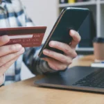 Compras móviles en alza: consumidores en América Latina comparan, eligen y compran productos tecnológicos directamente desde sus celulares, impulsando el crecimiento del e-commerce en la región.