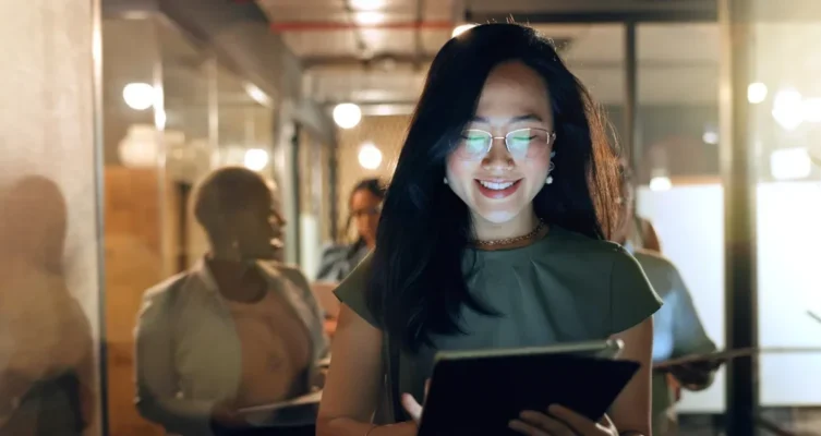 Las tablets y smartphones empresariales mejoran la movilidad y colaboración en tiempo real, facilitando la comunicación en entornos corporativos.