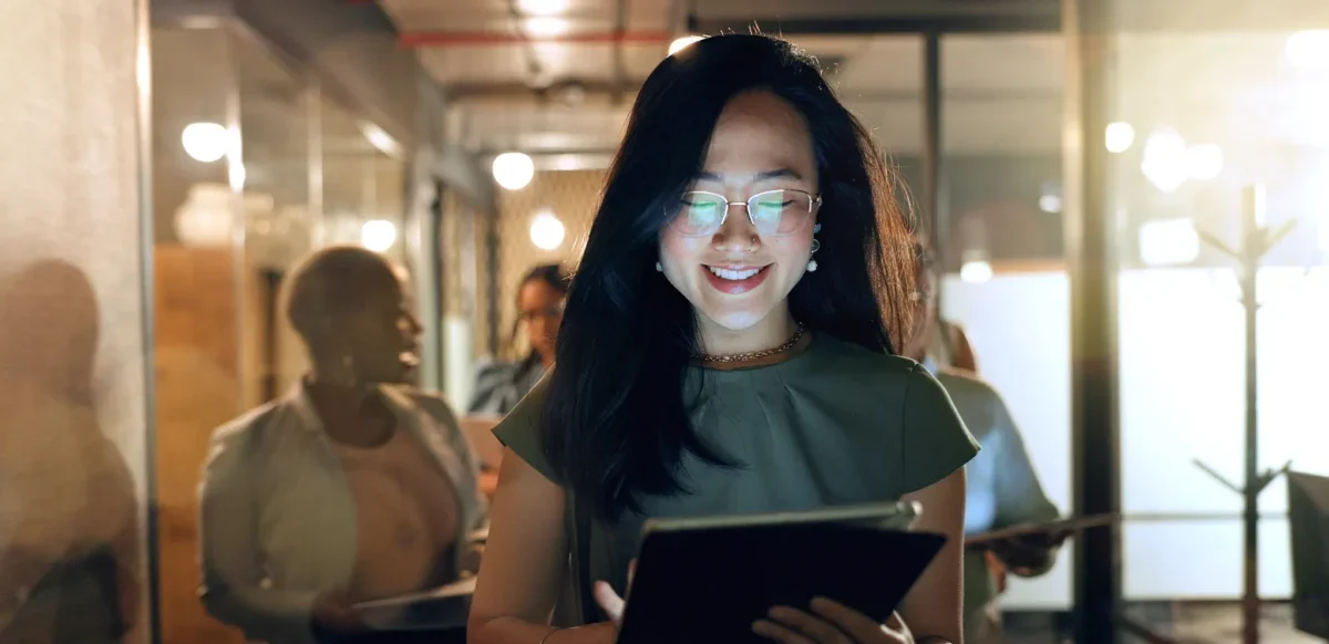 Las tablets y smartphones empresariales mejoran la movilidad y colaboración en tiempo real, facilitando la comunicación en entornos corporativos.
