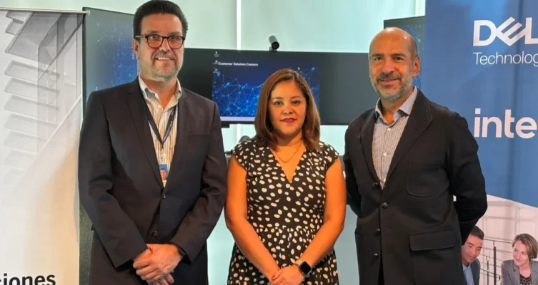 Fabiana Mungia, Gerente Comercial de CompuSoluciones para Dell y Marcos Ibáñez, Director de Distribución, Retail y Canales autorizados para Dell en México.