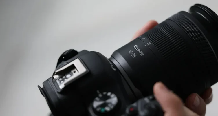 Con un diseño compacto y una apertura constante de f/2.8, el nuevo objetivo de Canon es ideal para fotografía y video en cualquier entorno.