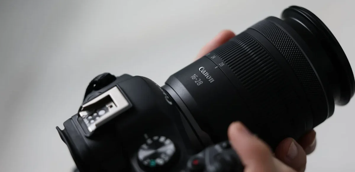Con un diseño compacto y una apertura constante de f/2.8, el nuevo objetivo de Canon es ideal para fotografía y video en cualquier entorno.