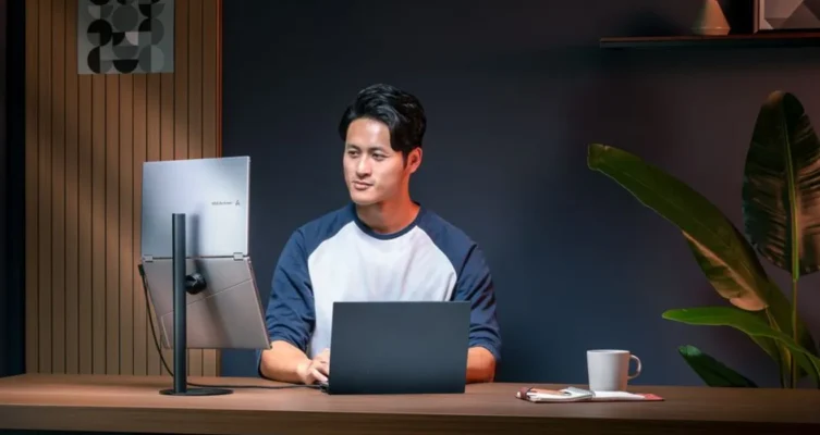 . Su socket integrado con rosca estándar de ¼ de pulgada permite montarlo en un trípode, facilitando el ajuste de altura para una visualización ergonómica.