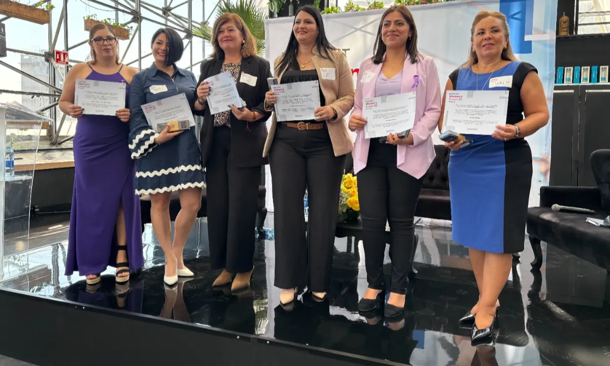 La compañía fomenta un ambiente de liderazgo inclusivo, donde mujeres en puestos clave impulsan iniciativas que favorecen la integración y el desarrollo profesional dentro de la empresa y su red global.