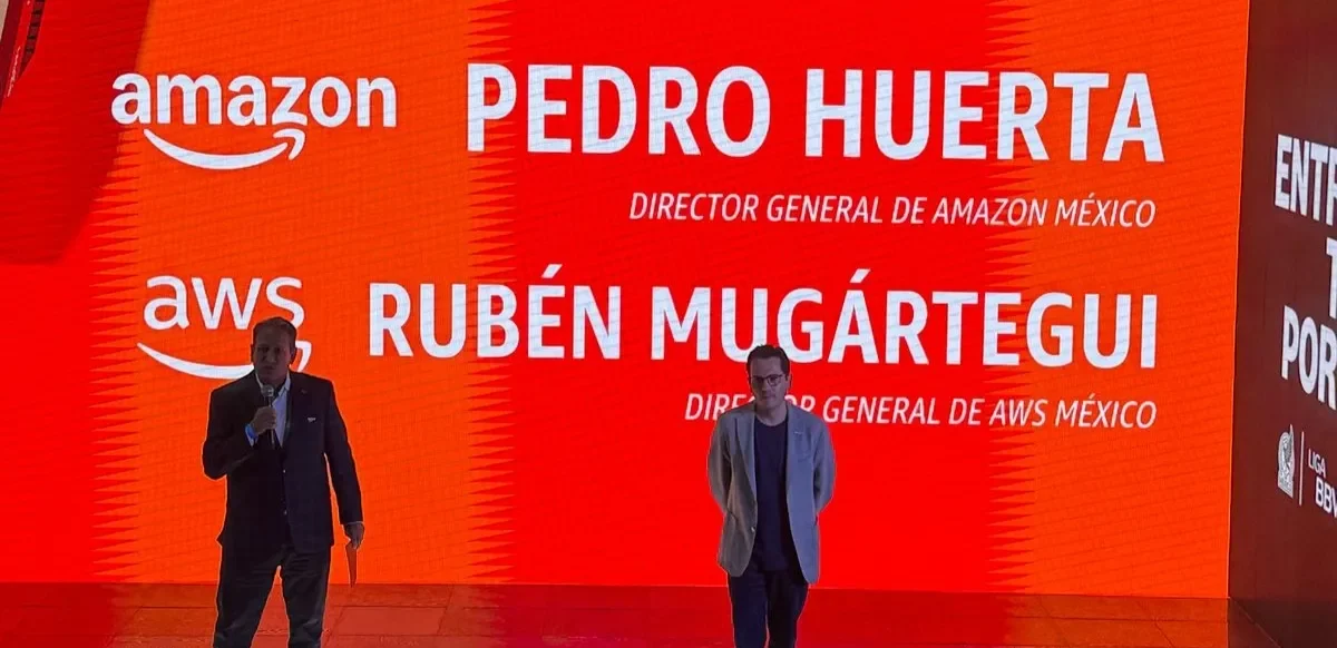 Rubén Mugártegui, director general de Amazon Web Services (AWS) México, y Pedro Huerta, director general de Amazon México.