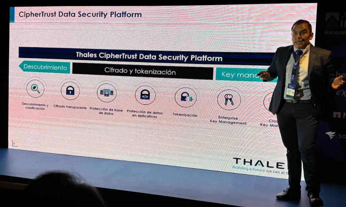 Sinue Botello, Regional Sales Engineer de Thales, presentó soluciones de criptografía avanzada para proteger datos sensibles contra ciberataques.