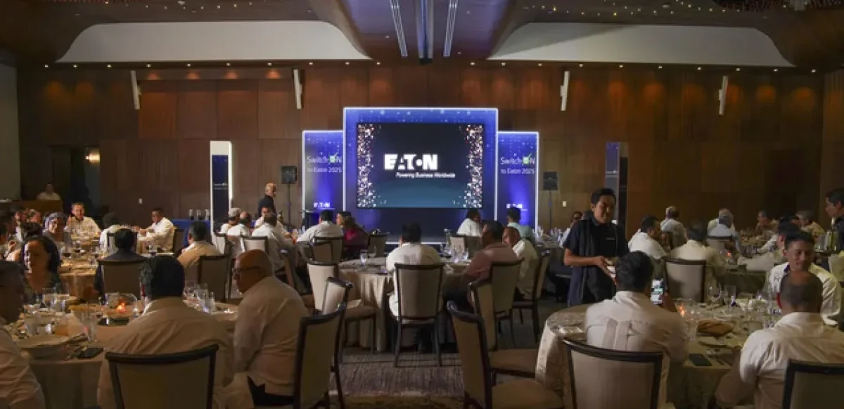 Participantes del evento Switch ON to Eaton 2024 en Playa del Carmen, donde se discutieron soluciones innovadoras para la gestión energética y se premiaron a los distribuidores más destacados.