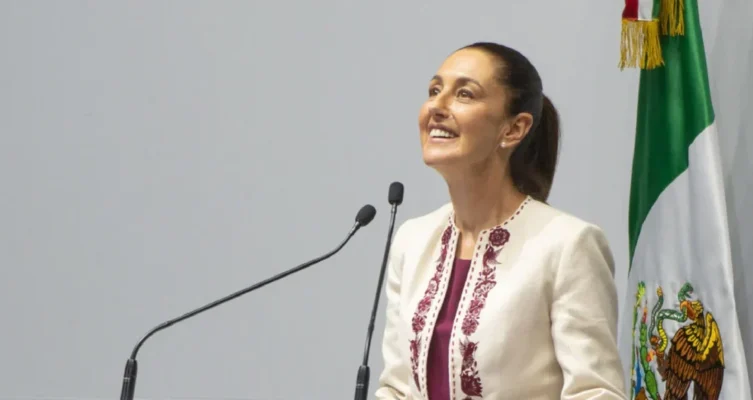 Claudia Sheinbaum anunció el inicio de una consulta pública para debatir una posible regulación del uso de celulares, redes sociales e inteligencia artificial entre estudiantes en México.