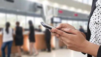 Celular en el banco