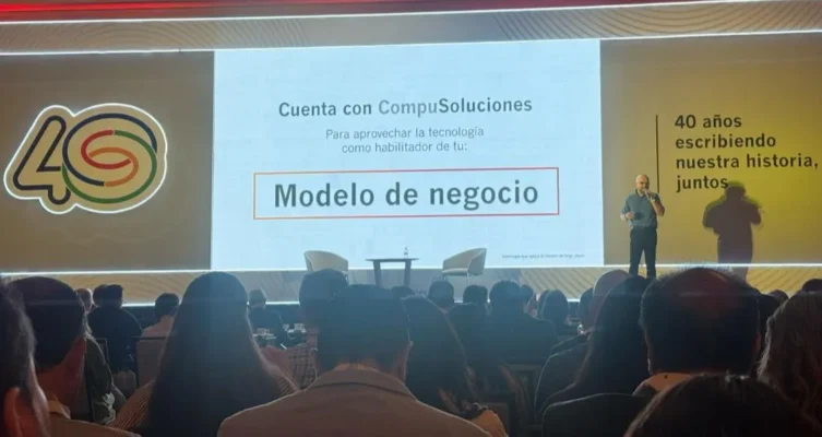 José Luis Cortés durante su presentación en la Convención CompuSoluciones 2025.