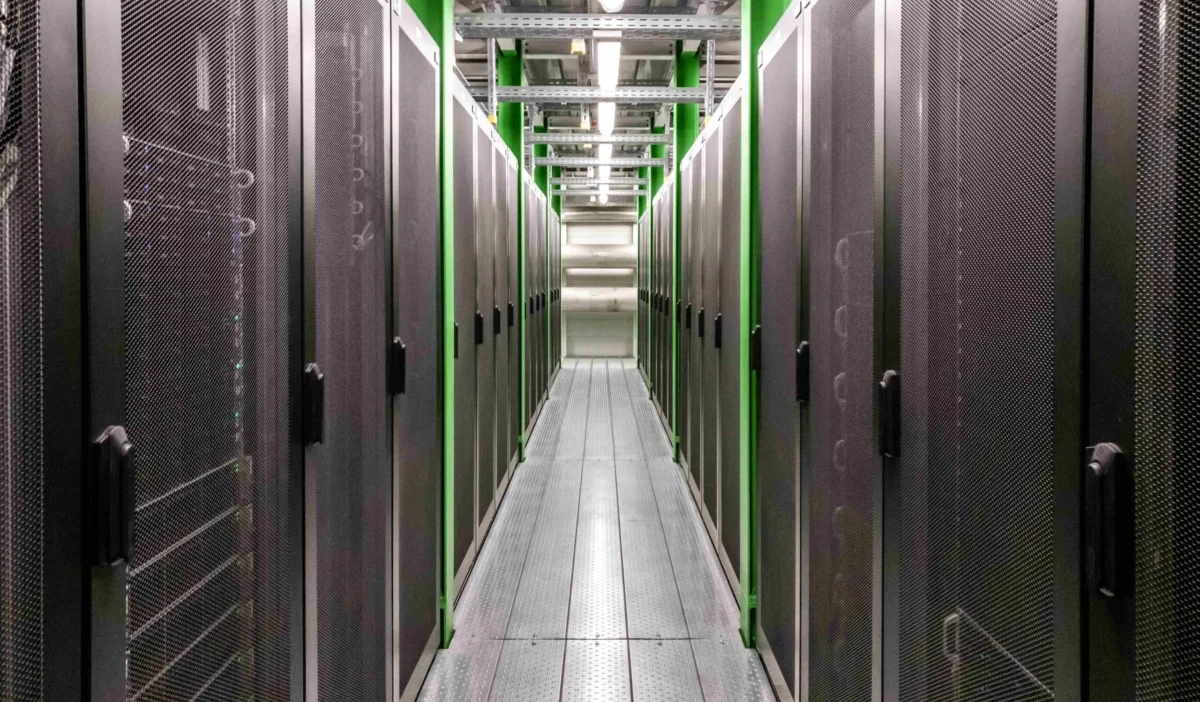 Cada consulta a modelos de inteligencia artificial activa centros de datos que operan de forma continua, incrementando el consumo energético y la huella ambiental del ecosistema digital.