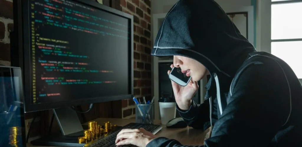 Campaña de ransomware combina ingeniería social y técnicas avanzadas para evadir la seguridad corporativa.