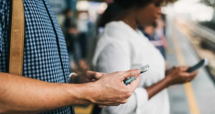 El modelo de Bait se basa en precios accesibles, planes simples y recargas disponibles en tiendas físicas, una combinación que atrae a millones de usuarios sensibles al precio.