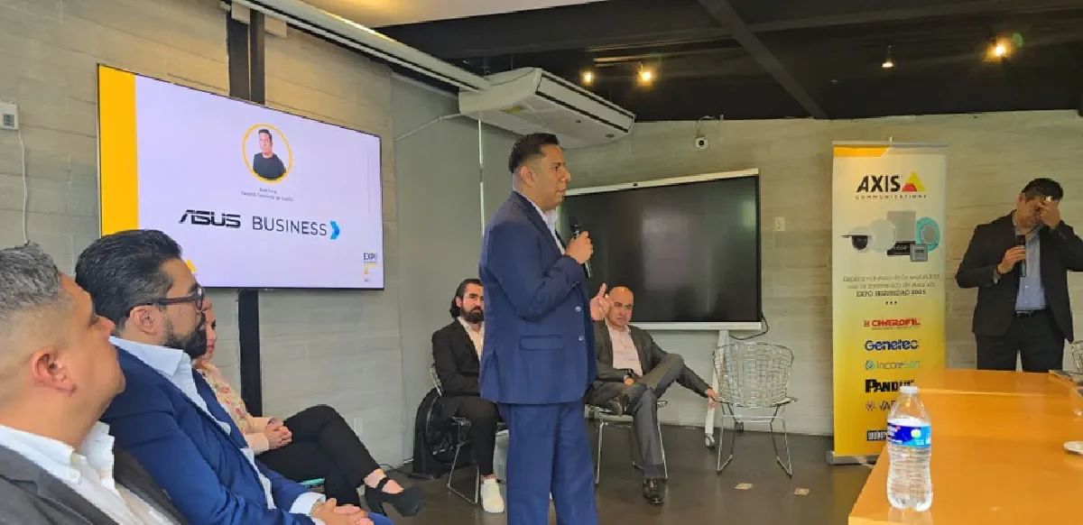 Stand de Axis Communications en Expo Seguridad México 2025, donde la compañía presentó sus innovaciones en videovigilancia con inteligencia artificial, en colaboración con aliados estratégicos como ASUS.