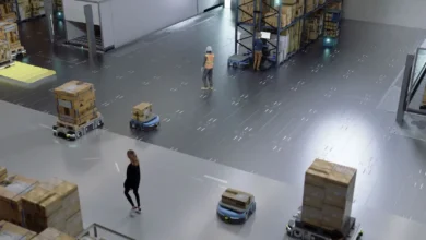 Siemens combina inteligencia artificial y robótica para transformar el transporte autónomo dentro de las plantas industriales.