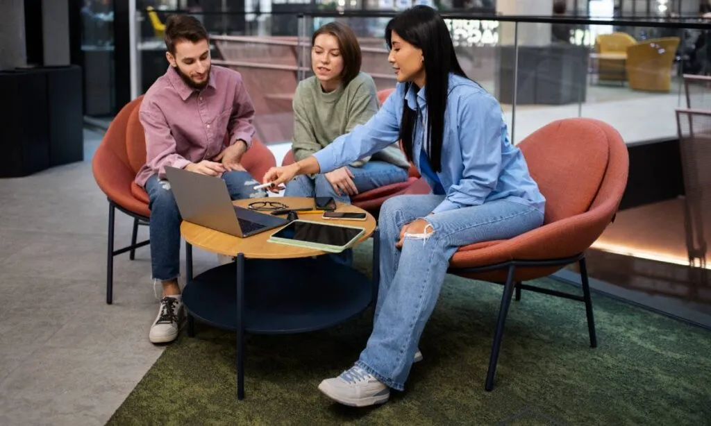 Los espacios colaborativos y flexibles, como los coworkings, ganan terreno frente a las oficinas tradicionales, adaptándose mejor a las nuevas dinámicas laborales.