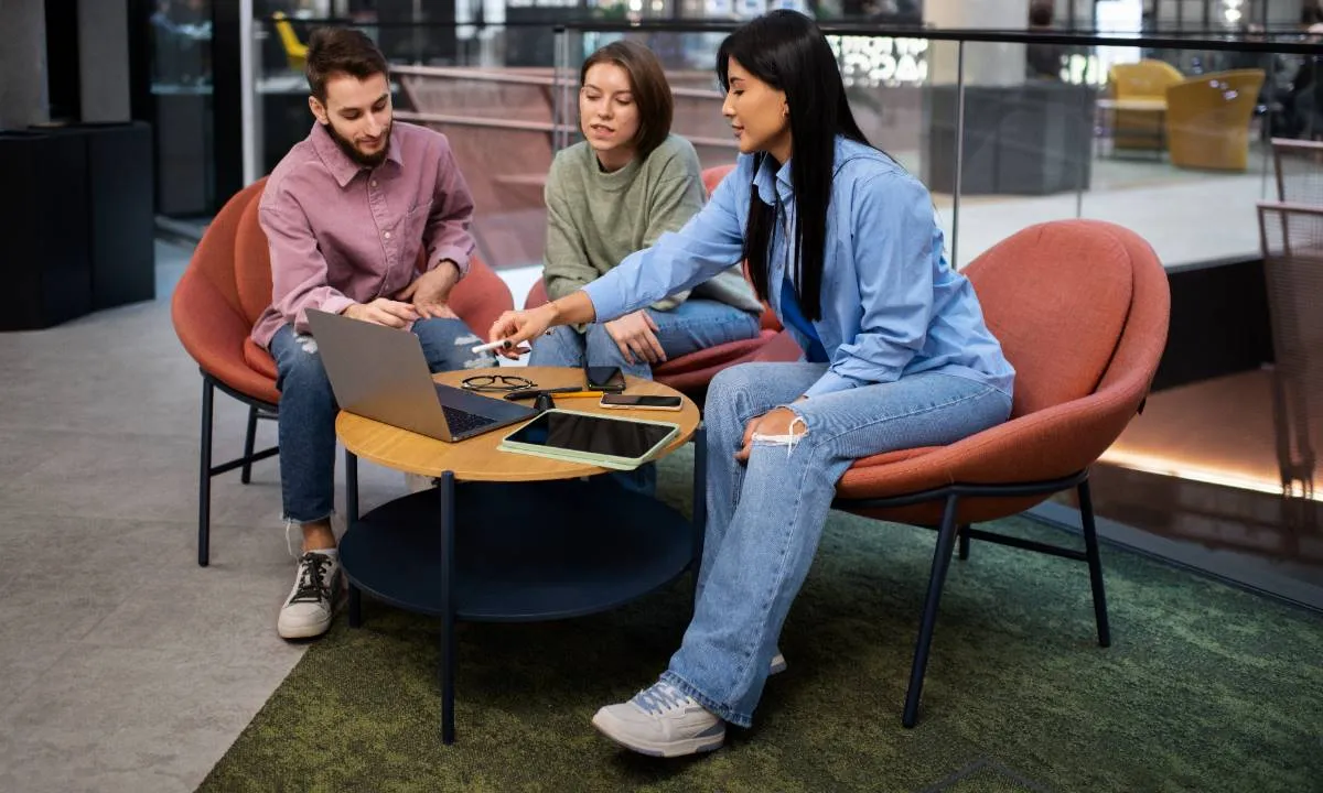Los espacios colaborativos y flexibles, como los coworkings, ganan terreno frente a las oficinas tradicionales, adaptándose mejor a las nuevas dinámicas laborales.
