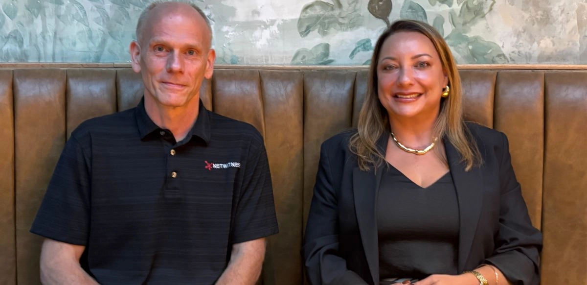 Dave Glover, Ingeniero Principal de Ventas de NetWitness, y Renata Mota, Partner Manager.