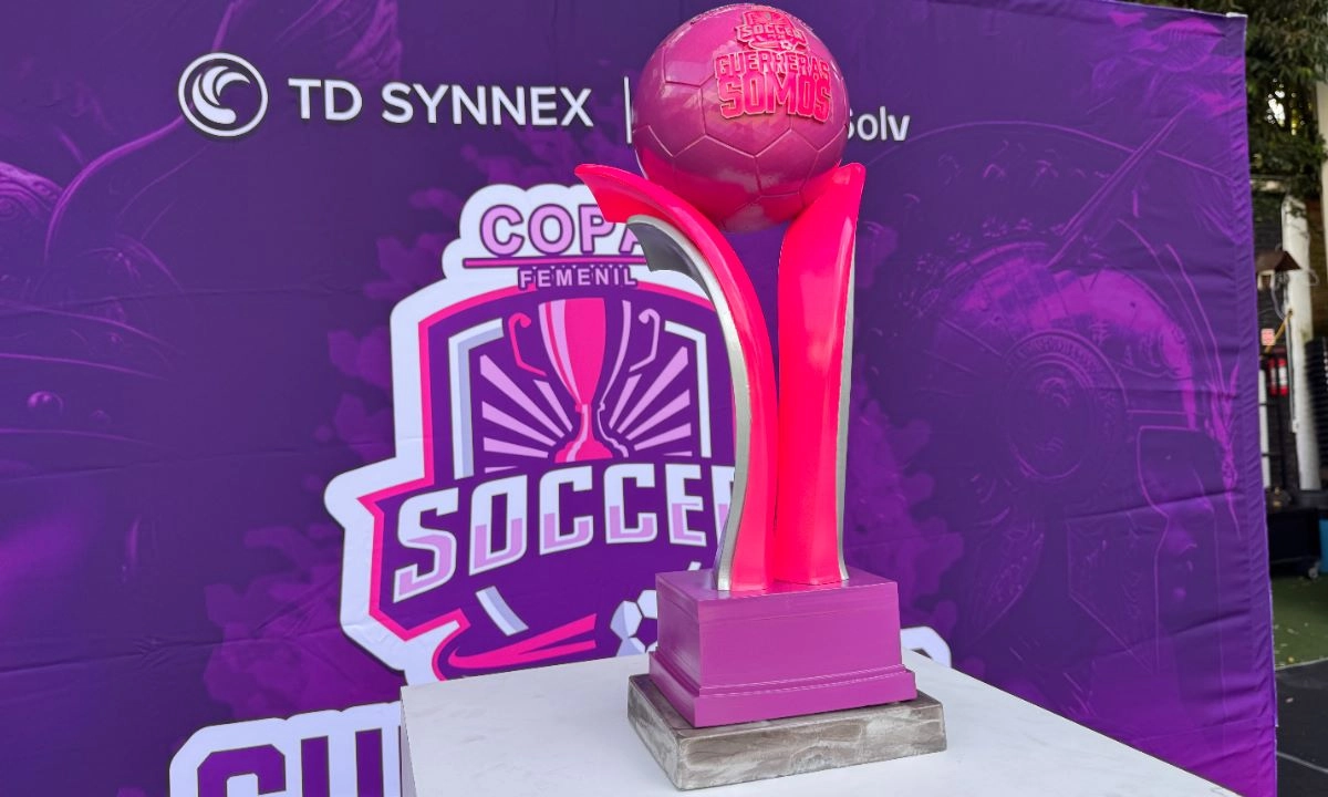 El trofeo del torneo, símbolo del esfuerzo colectivo y del espíritu competitivo que unió a las participantes dentro y fuera de la cancha.