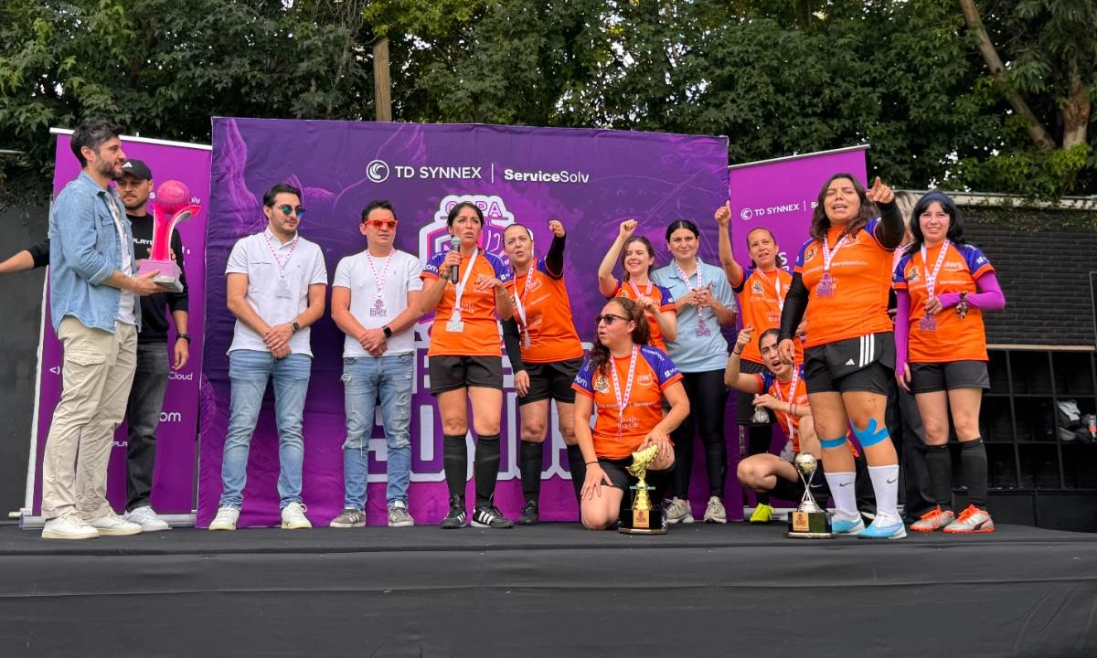 Las Espartanas celebran su campeonato con orgullo, tras una intensa jornada deportiva que simboliza la fuerza y resiliencia de las mujeres en el ecosistema tecnológico.