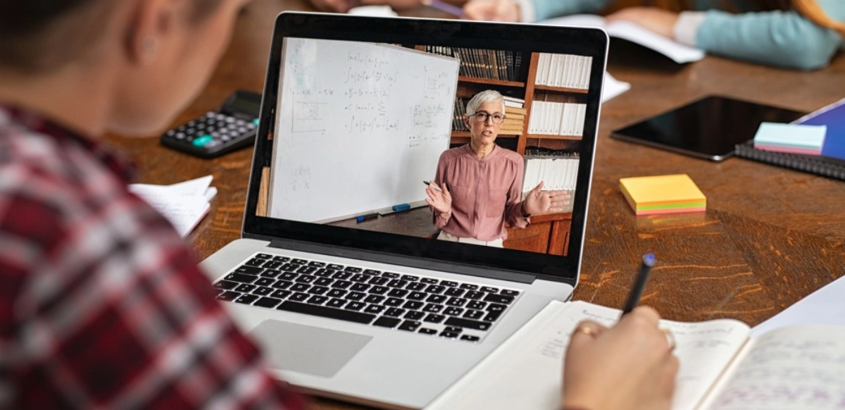 La educación online en México crece a ritmo acelerado, impulsada por la conectividad digital y la demanda de habilidades laborales actualizadas.