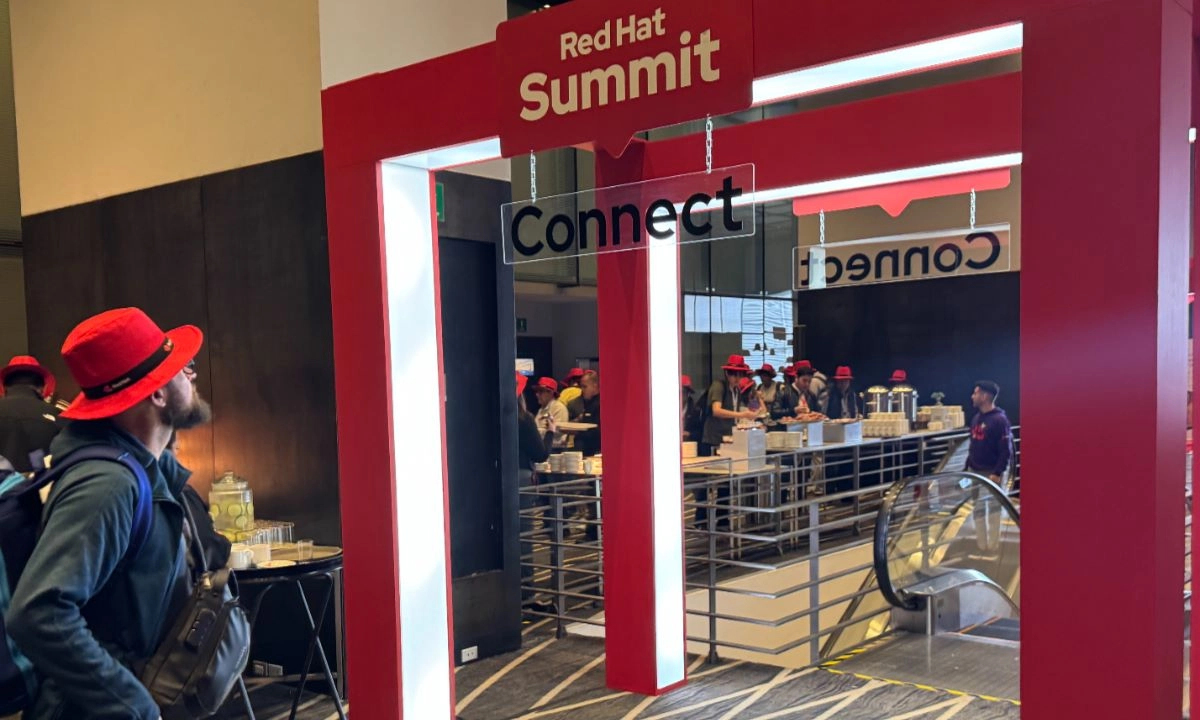 red hat. El icónico sombrero rojo, símbolo de la filosofía open source, inundó los pasillos del evento que reunió a líderes tecnológicos y comunidades de innovación.