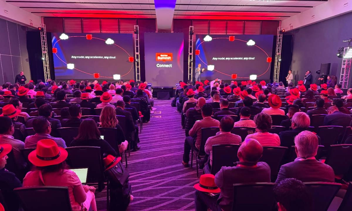 Las presentaciones destacaron cómo el futuro de la tecnología depende de la colaboración y de la interoperabilidad entre sistemas abiertos.