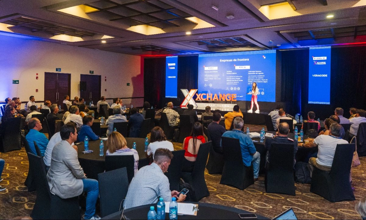 Participantes de XChange LATAM 2025 durante una de las conferencias en la Riviera Maya, donde líderes del ecosistema tecnológico regional analizan el impacto de la inteligencia artificial en los negocios de América Latina.