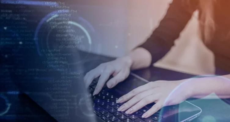 El costo promedio global de una filtración de datos alcanzó los 4.44 millones de dólares en 2025, de acuerdo con IBM, reflejando el alto impacto financiero de los ciberataques.