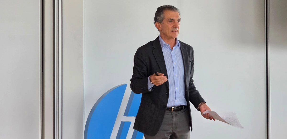 Carlos Cortés concluirá su gestión como Director General de HP México el 31 de diciembre de 2025, tras más de 24 años dentro de la compañía.
