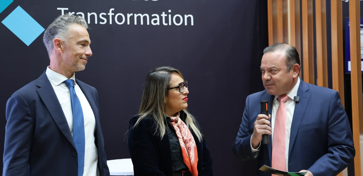 Alejandro Preinfalk, presidente y CEO de Siemens México, Centroamérica y el Caribe, Marco Cosío, vicepresidente de Smart Infrastructure de Siemens México, Centroamérica y el Caribe, y Andrea Genoveva Solano Rendón, Titular de la Unidad de Normatividad, Competitividad y Competencia.