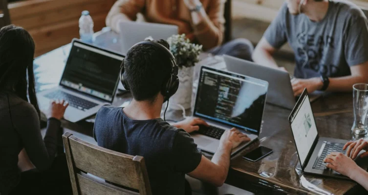 Según el Informe Datto 2025, en México el 43% de los proveedores de servicios gestionados de TI (Managed Service Providers) actualmente gestionan entre uno y cinco clientes, pero se espera que esta proporción disminuya a 38% a medida que más empresas amplían su capacidad para atender entre siete y doce clientes.