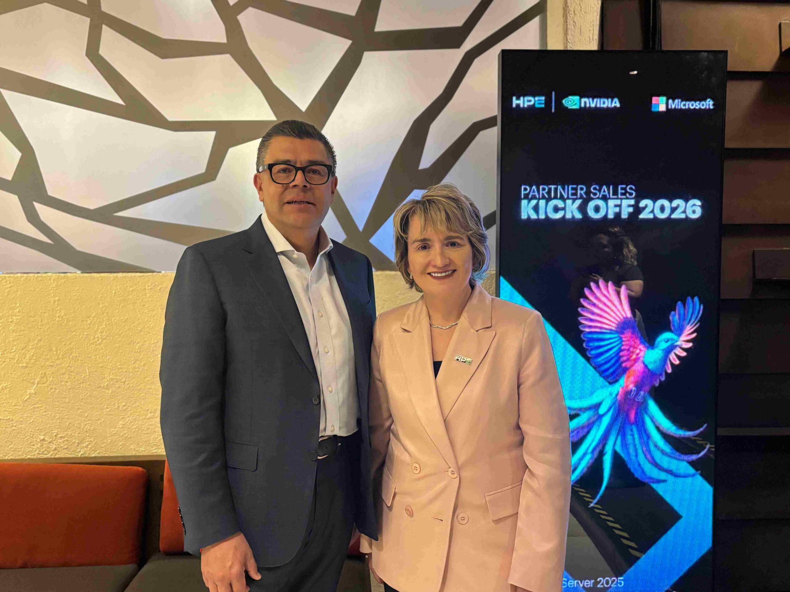 Gustavo Gómez, director general de HPE México, y Pamela Gonzalez de la Garza, directora canales y alianzas.