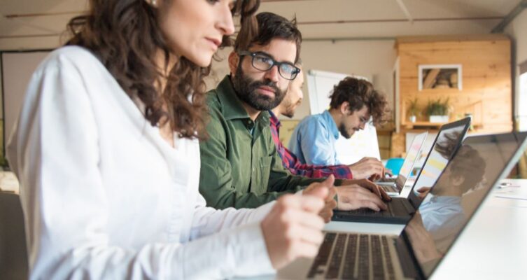 La capacitación en tecnologías emergentes aparece como una de las principales estrategias para reducir la brecha de talento digital en México.