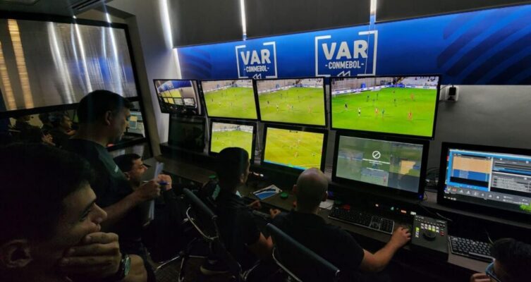 La tecnología utilizada por los árbitros en las salas del VAR durante las competencias de FIFA comienza a llegar a los televisores premium destinados al consumidor final.