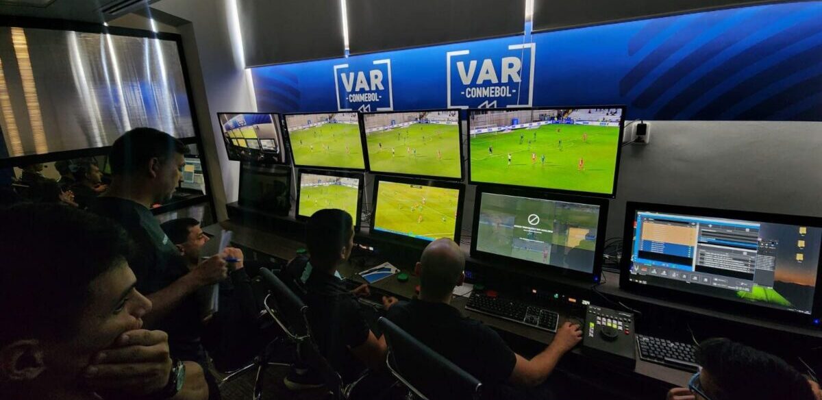 La tecnología utilizada por los árbitros en las salas del VAR durante las competencias de FIFA comienza a llegar a los televisores premium destinados al consumidor final.
