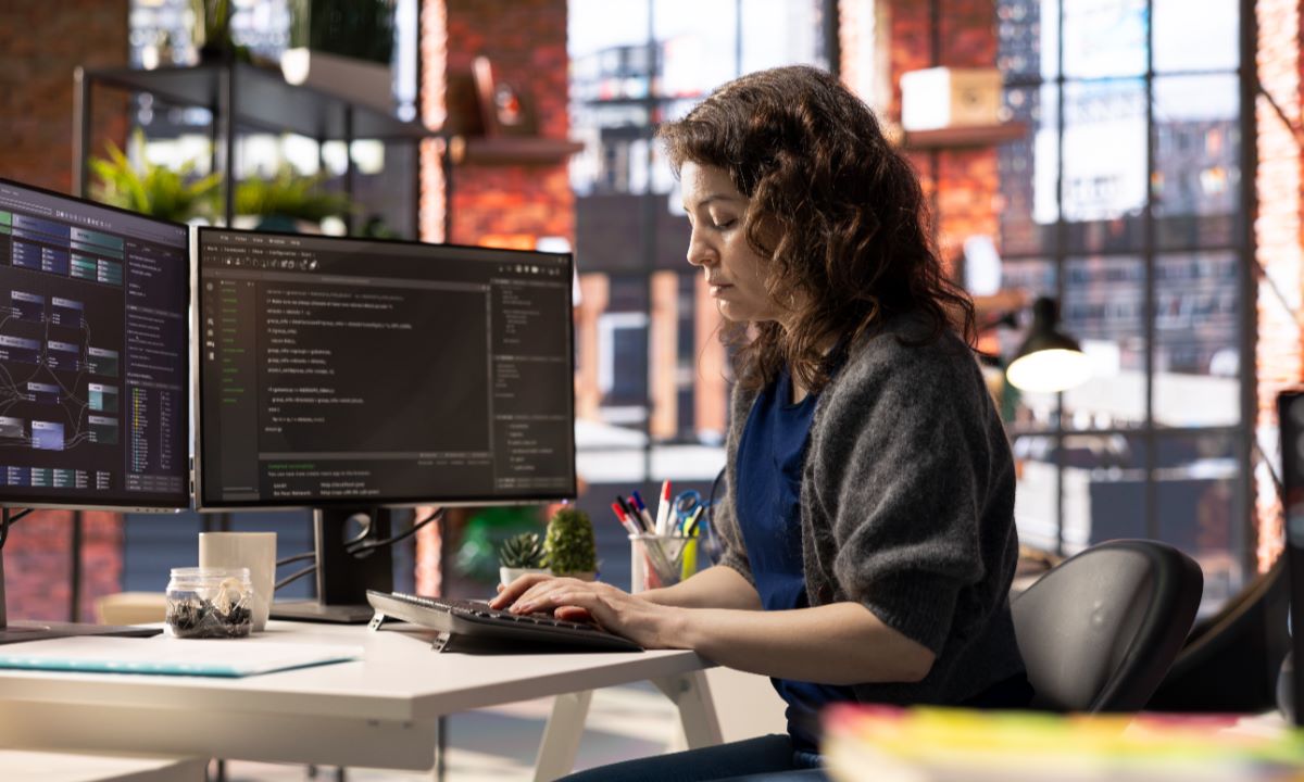 Las tareas de programación más básicas, tradicionalmente asignadas a perfiles junior, son algunas de las que la inteligencia artificial generativa puede realizar con mayor rapidez.