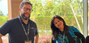 Elvira Cortés, Global Partner Marketing Director de Corero para Latinoamérica y Juan José Navarro, ingeniero preventa de Corero para Latinoamérica.