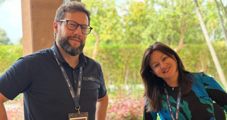 Elvira Cortés, Global Partner Marketing Director de Corero para Latinoamérica y Juan José Navarro, ingeniero preventa de Corero para Latinoamérica.