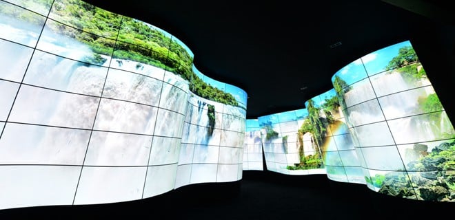 Un túnel a través de la naturaleza mediante pantallas flexibles de 65” y resolución 4K