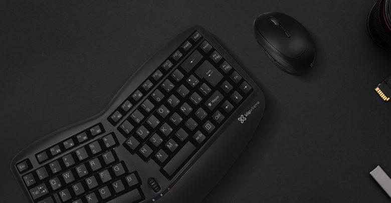 Un kit de teclado compacto y mouse con diseño ergonómico