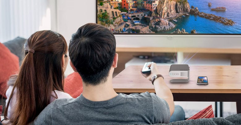 Un proyector portátil con Wi-Fi, Bluetooth y altavoces premium Un proyector portátil con Wi-Fi, Bluetooth y altavoces premium
