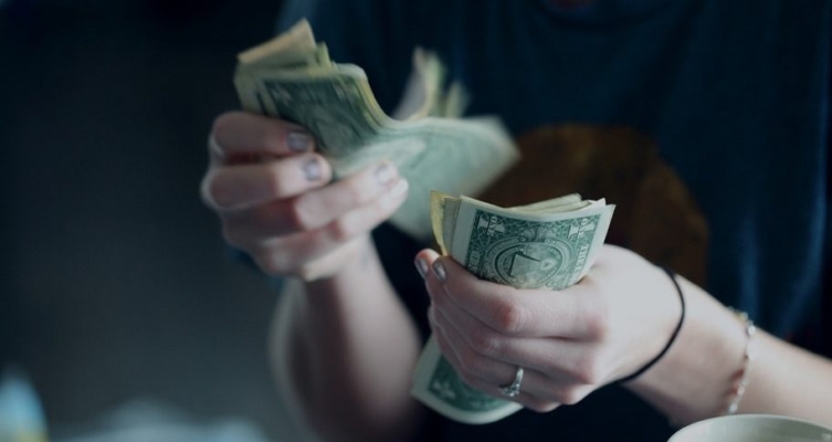 Las stablecoins permiten transferir valor de forma casi instantánea, con potencial aplicación en pagos internacionales, remesas y operaciones comerciales.