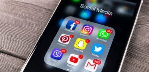 Plataformas como redes sociales, foros y servicios de mensajería son clave en la difusión de estos fraudes.