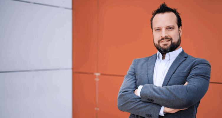 Jos Medina Mora, Subdirector Internacional de CompuSoluciones.